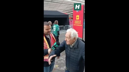 Un señor, enfadado con los controles del Bernabéu durante el partido de la NFL