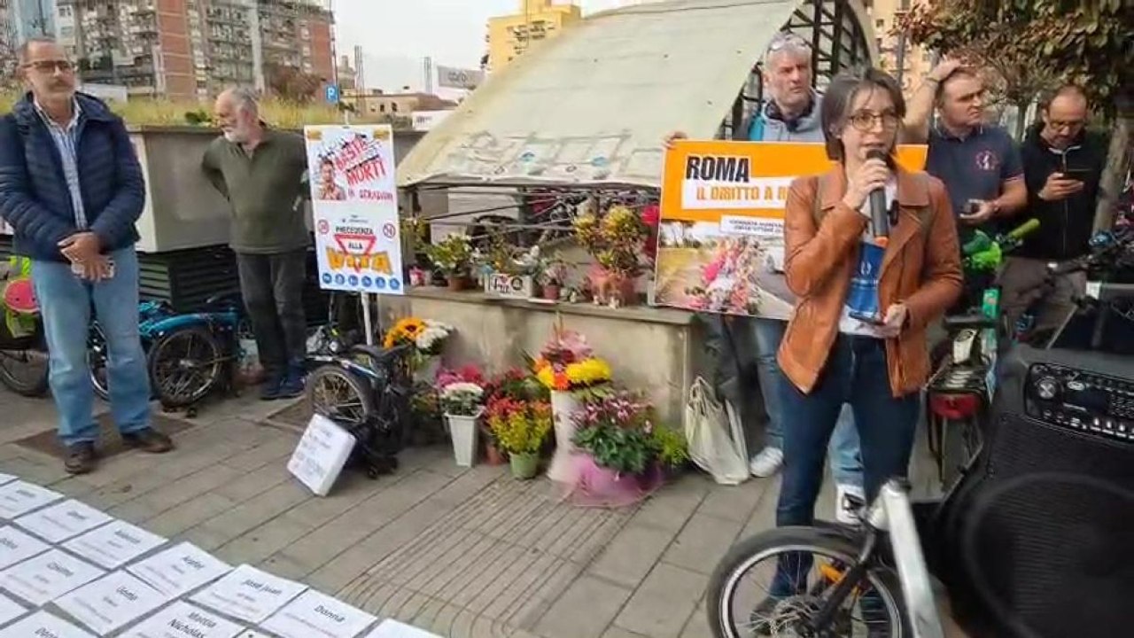 Giornata per le vittime della strada, associazioni e familiari in presidio sulla Colombo: «Troppe croci, a Roma si continua a morire»