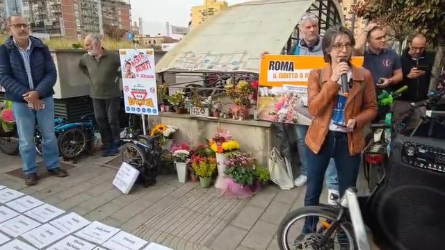 Giornata per le vittime della strada, associazioni e familiari in presidio sulla Colombo: «Troppe croci, a Roma si continua a morire»