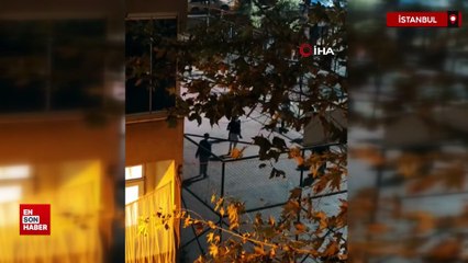 Sultangazi'de iki genç parkta yumruk yumruğa kavga etti