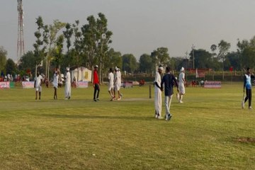 फिल्म लगान की दिलाई याद: धोती - कुर्ता पहने क्रिकेट टीम  ने ट्रैकसूट को दी पटखनी