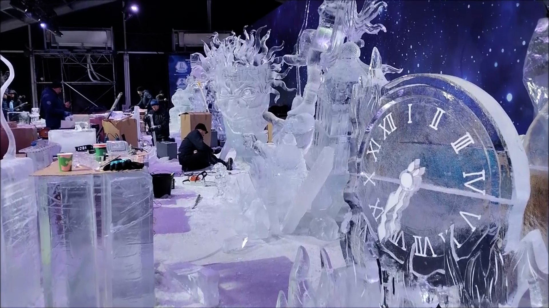 El Parque M�gicas Navidades de Torrej�n de Ardoz acoger� hasta el 6 de enero la exposici�n de diez esculturas de hielo realizadas por otros tantos equipos llegados de diferentes pa�ses del mundo para participar en el Ice Festival del municipio, dedicado en esta cuarta edici�n a "H�roes y Villanos". Dominika Jarczok (Polonia) y Ji Huailong (China), con su escultura Bat Heroine, han resultado los ganadores del primer premio de 10.000 euros. Se trata de la �nica competici�n internacional de escultores de hielo que se celebra en Espa�a, en la que han participado competidores procedentes de Siberia, Jap�n, Canad�, China, Polonia, Francia, Filipinas, Indonesia, Mongolia, Tailandia, Ucrania y Argentina.