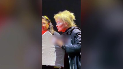 Yakın arkadaşı Muazzez Abacı’yı son yolculuğuna uğurlayan Emel Sayın’ın zor anlar