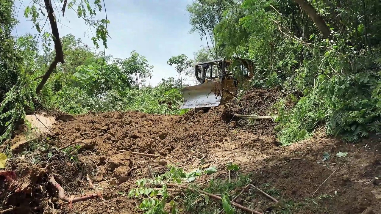 Mount Bulldozer D6R XL Plantation, Quick Solution for Smooth Roads