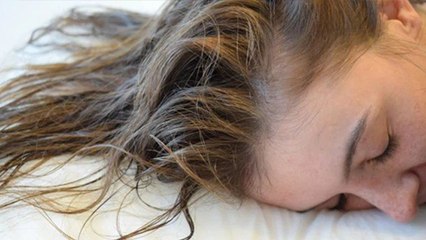 Dandruff Kyu Hota Hai: क्या गीले बालों में सोने से डैंड्रफ होता है, Wet Hair Side Effects...|Boldsky