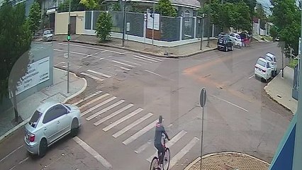 Câmera flagra colisão entre HB20 e Corolla no Bairro Neva