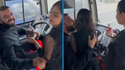 Halk otobüsü şoförü babaya, sefer sırasında kızlarından doğum günü sürprizi