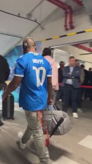 Jeremy McNichols arrives at the Bernabéu wearing Mbappé's jersey