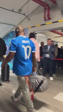 Jeremy McNichols arrives at the Bernabéu wearing Mbappé's jersey