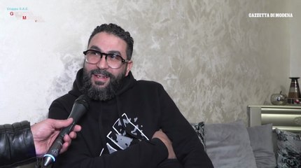 Fa scappare il rapinatore a mani vuote, ma viene accoltellato: «Non sono un eroe»