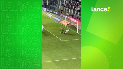 Mauricio pede pênalti durante clássico entre Santos e Palmeiras, pelo Brasileirão.