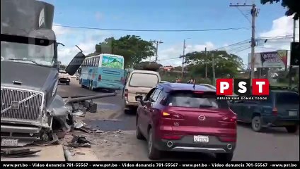 CAMIÓN DESCONTROLADO OCASIONA CHOQUE EN CADENA Y PARALIZA EL TRÁNSITO EN LA CARRETERA A COTOCA