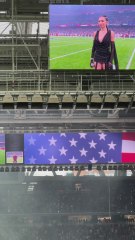 Suena el himno de Estados Unidos en el Bernabéu en los prolegómeos del Miami Dolphins vs. Washington Commanders