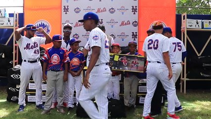 Juan Soto sorprende en Boca Chica y engrandece la jornada social de los Mets de NY en su masiva donación anual de equipos deportivos