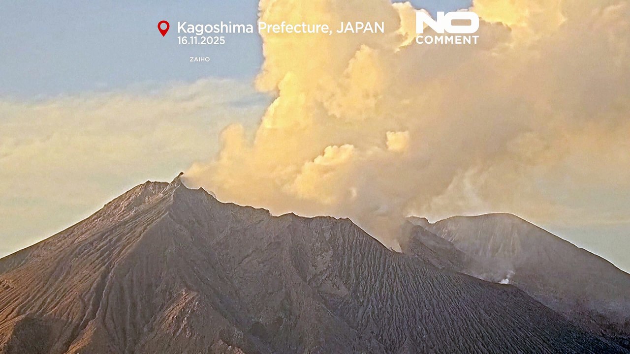 Vulkan Sakurajima bricht in Japan aus, Aschewolken über Kagoshima