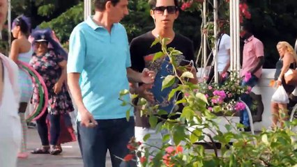 AGARRANDO DE LA MANO A PERSONAS DESCONOCIDAS   CASEMONOS  (BROMAS PESADAS Y EXTREMAS EN LA CALLE)