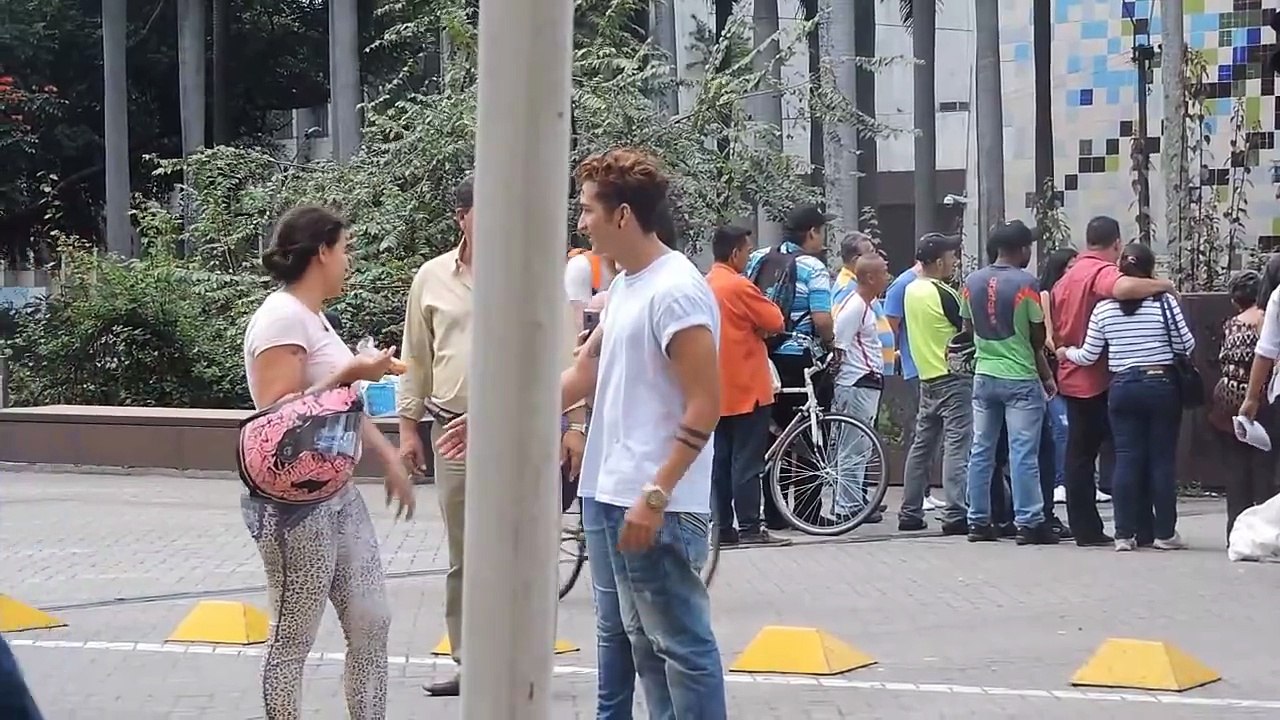 Robando besos   Besando a Desconocidas   Bromas Pesadas en la Calle