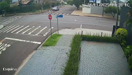 Caminhonete avança na preferencial, moto derrapa na pista, mas colisão ocorre