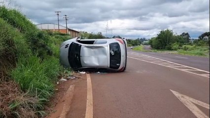 Peugeot bate contra barranco e capota na BR-467, em Cascavel