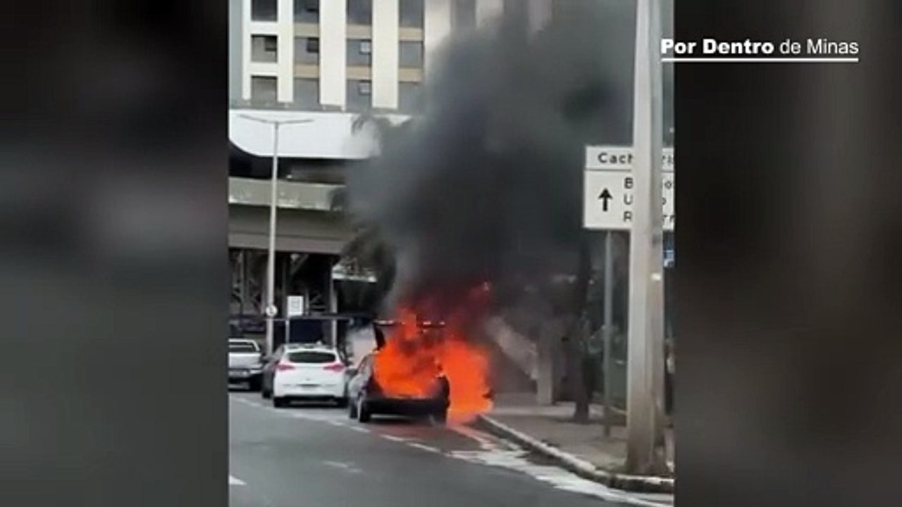 Carro pega fogo na Avenida Cristiano Machado, em BH
