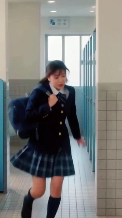 友だちと男子トイレに入るJKA highschool girl in the mens res...