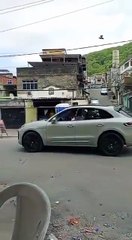 Jogadores do Fluminense são flagrados no Complexo da Penha