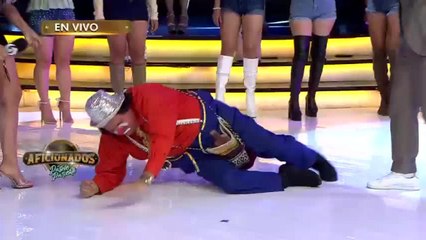 Payaso bola intenta hacer split y sale mal