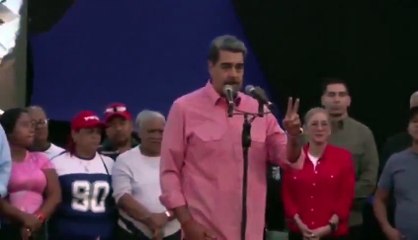 Maduro canta "Imagine" e pede paz em meio à pressão militar dos EUA
