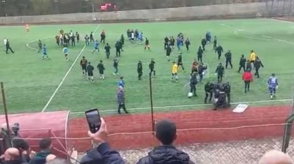 24 kırmızı kartın çıktığı olaylı maç ertelendi