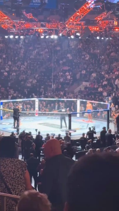🇫🇷💥 « God of War » frappe fort !En seulement 16 secondes, Benoît Saint Denis met KO Beneil Dariush avec un crochet gauche brutal à l’ouverture du combat.