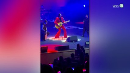 Beto Cuevas ofrece un concierto íntimo en Guadalajara pese a sus problemas de voz