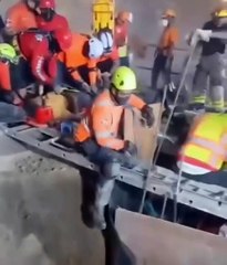 Defensa Civil rescata a dos trabajadores atrapados en derrumbe de fábrica de cemento en Santiago