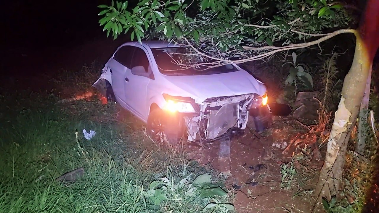 Onix e Amarok se envolvem em colisão na rodovia PR-180, em Cascavel-180