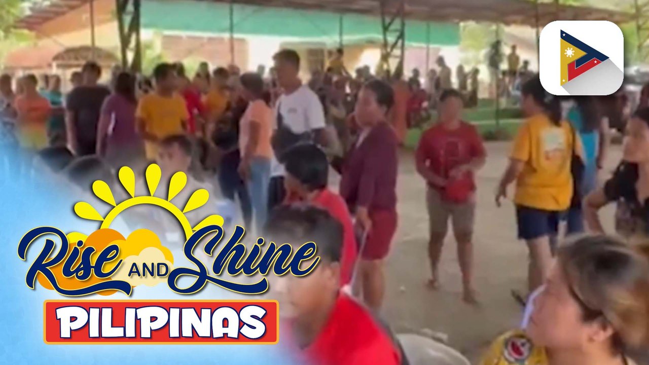 Mga nasalanta ng bagyo sa Negros, binisita ni PBBM; DSWD, namahagi ng cash assistance sa mga apektadong residente - report ni Paul Hervas