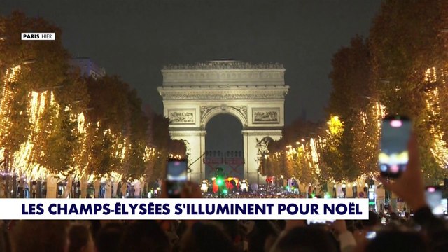 Les Champs-Elysées s'illuminent pour Noël