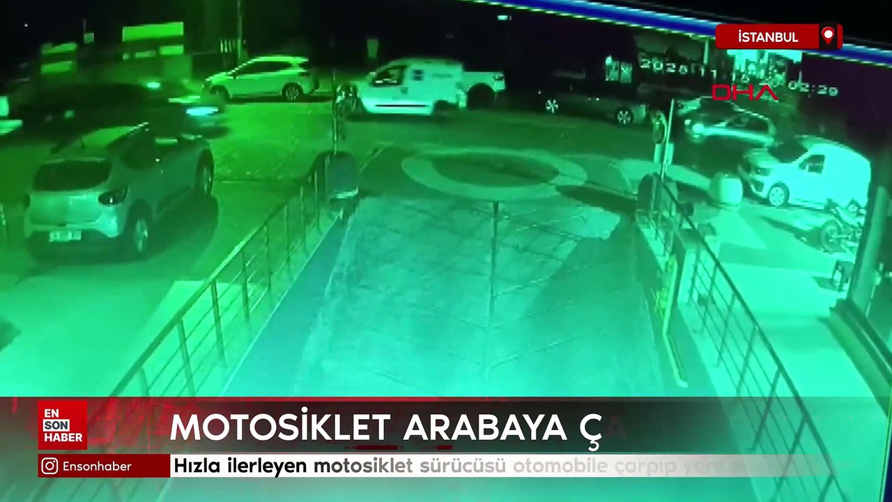 İstanbul'da hızla ilerleyen motosiklet sürücüsü otomobile çarpıp yere savruldu