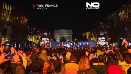 Léa Seydoux enciende la iluminación navideña de los Campos Elíseos: París abre la temporada festiva