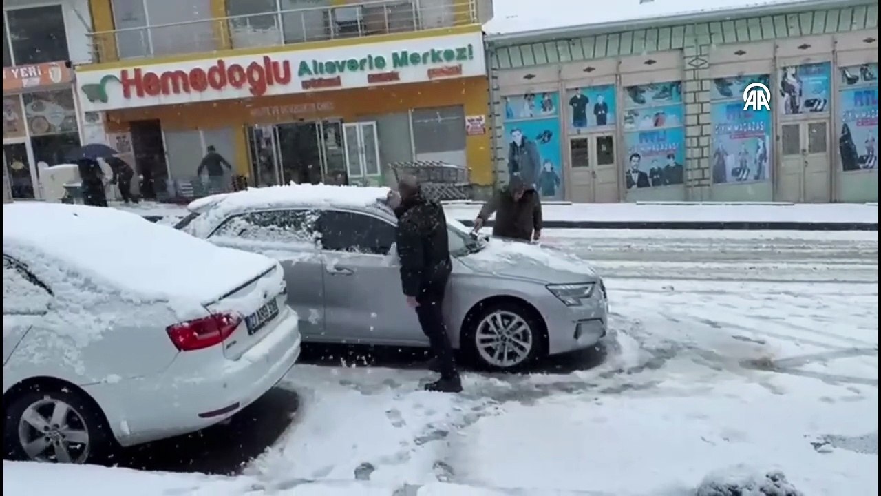 Başkale'de kar yağışı etkili oluyor