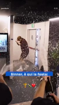 Sinner, è qui la festa: salti e champagne dopo la vittoria delle Atp Finals