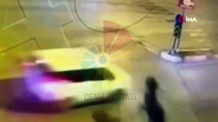 Adana'da başıboş at kavşaktaki araca çarptı! O anlar güvenlik kamerasına yansıdı