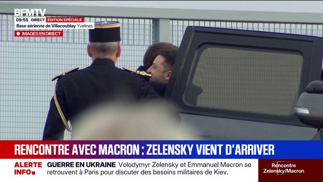 Volodymyr Zelensky est arrivé sur la base aérienne de Villacoublay, reçu par Emmanuel Macron, avant que l'hymne ukrainien soit entonné