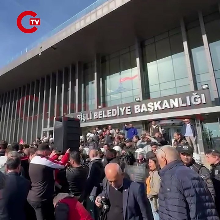 CHP Şişli İlçe Başkanlığı, kayyumla yönetilen Şişli Belediyesi'ndeki işten çıkarmaları protesto etmek için belediye önünde