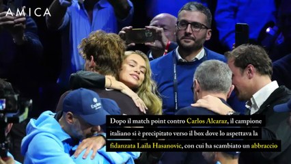 Jannik Sinner e Laila Hasanovic, l’abbraccio virale a bordo campo (e il cane Snoopy)