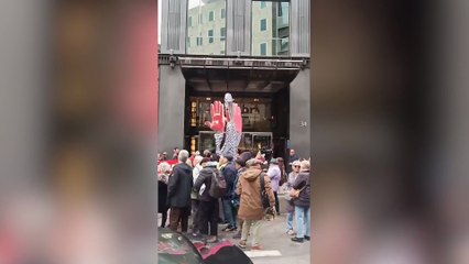 Pequeña manifestación a las puertas del Congreso: "No son muertos, son asesinos"