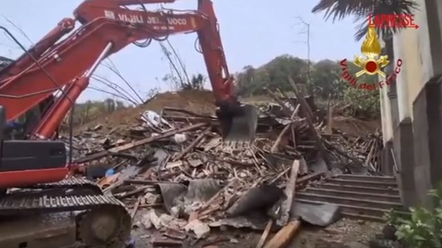 Crollano tre case a Cormons, nel Goriziano: le ruspe dei vigili del fuoco scavano tra le macerie