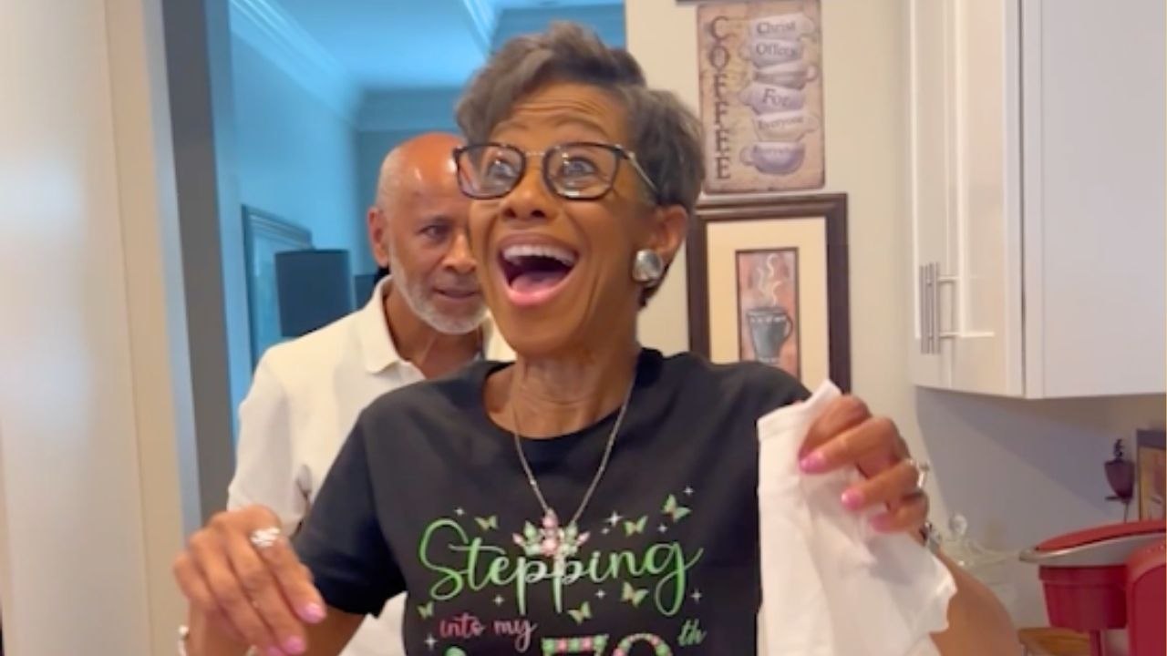 Grandma Screams In Shock When Second Babygrow Reveals Twins | Happily TV
