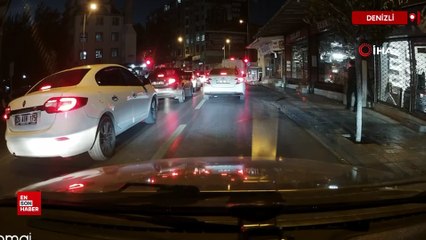 Denizli'de halk otobüsü durağa girmeyip yol ortasında yolcu indirip bindirdi