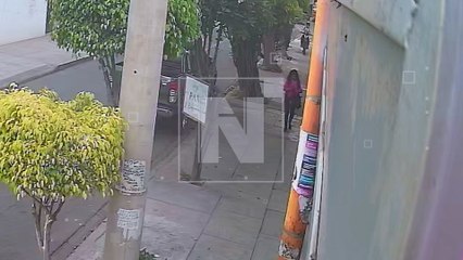 VIDEO: Una mujer es víctima de un violento robo por ladrones en plena calle Junín