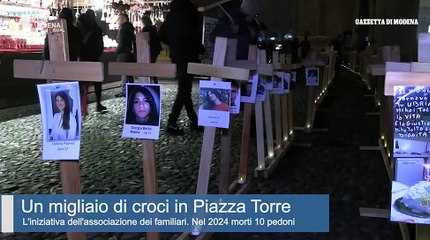 Modena, sotto la Ghirlandina una croce per ogni vittima della strada