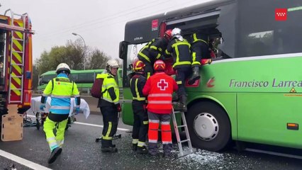 24 heridos en un accidente múltiple con un camión y un autobús en Madrid